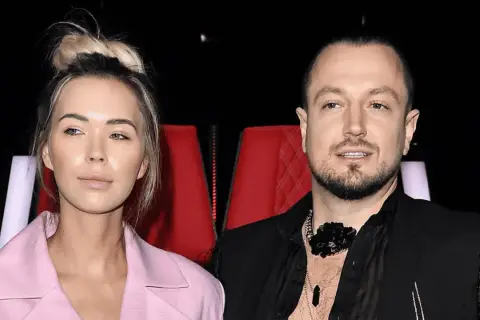 Sandra Kubicka i Baron, para znana z mediów, siedzą obok siebie na czerwonych fotelach.