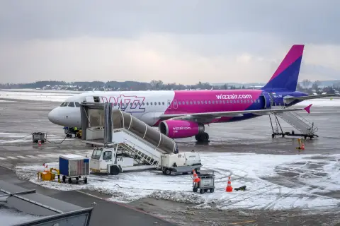 Samolot Wizz Air na lotnisku zimą. Zastanawiasz się, ile się płaci za nadbagaż Wizzair? Sprawdź przed podróżą!