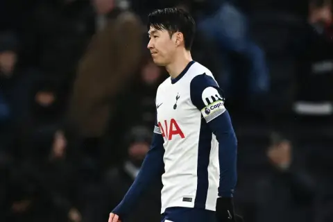 Son, kapitan Tottenhamu, w białej koszulce z granatowymi rękawami, gdzie gra Son.