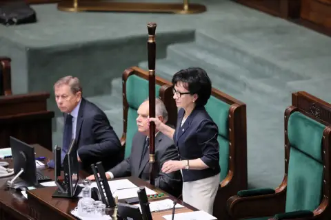 Posłanka trzyma laseczkę marszałkowską. Czy żony polityków PiS ujawnią swoje majątki odrębne w 2026 roku?