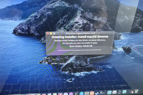 Tworzenie instalatora macOS Sonoma za pomocą OpenCore Legacy Patcher. Postęp 156.85 MB.