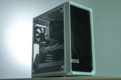 Boîtier PC blanc avec fenêtre latérale transparente, ventilateurs et carte graphique visibles. Le logo "fractal design" est présent. C'est quoi RGB ? Ce boîtier est prêt pour des lumières colorées.