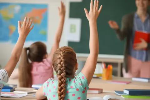 Schüler melden sich im Unterricht, eine Szene voller Lernfreude und Ideen für die Rhythmisierung in der Grundschule.