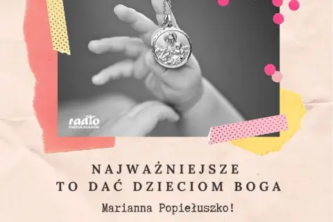 Dziecięce dłonie trzymają medalik z Matką Boską. Najważniejsza modlitwa za dzieci to dać im Boga.