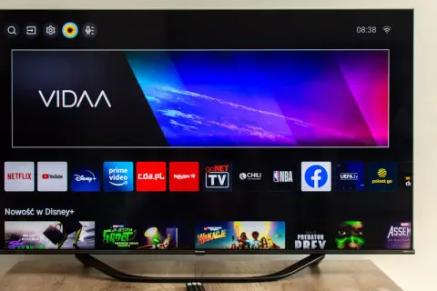 Telewizor z systemem vidaa, wyświetlający menu z aplikacjami: Netflix, YouTube, Disney+, Prime Video, cda.pl, Rakuten TV, Chili, NBA, Facebook, UEFA.tv, Polsat Go.