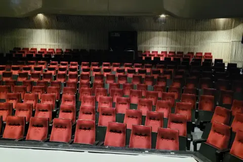 Puste czerwone fotele w sali kinowej. Teatr im. Adama Mickiewicza w Częstochowie czeka na widzów.