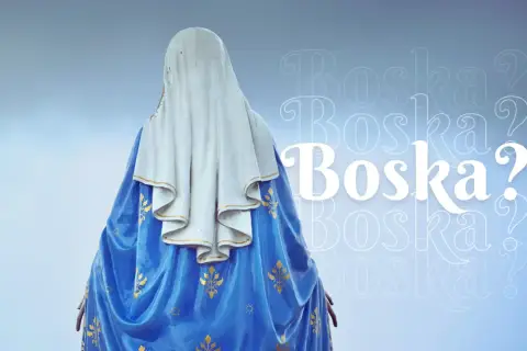 Posąg świętej Marii od tyłu, w niebieskiej szacie ze złotymi zdobieniami. Obok napis "Boska?".
