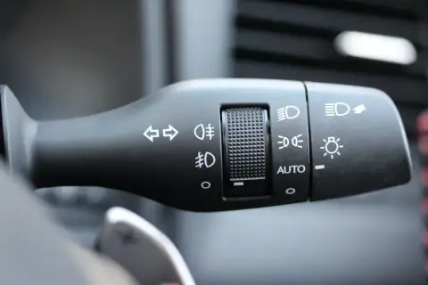Przełącznik świateł w samochodzie: kierunkowskazy, światła mijania, drogowe, pozycyjne i AUTO.