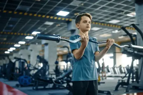 ¿A qué edad puede ir un niño al gimnasio sin riesgos para su salud?
