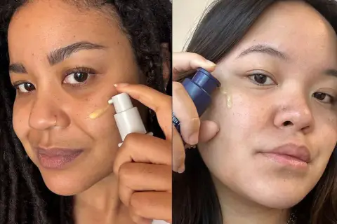 Dos mujeres aplican suero en el rostro. Una usa un envase blanco, la otra uno azul. ¿Cuál tendrá el mejor retinol cerave porcentaje?