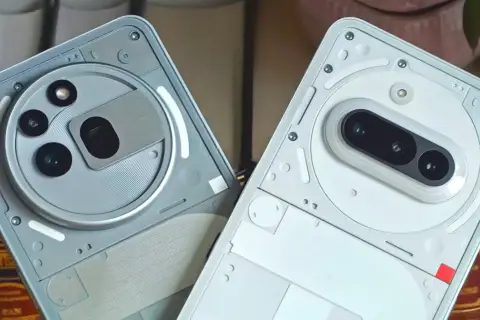 Dwa telefony z transparentnymi pleckami, jeden z okrągłym modułem aparatu, drugi z podłużnym. Idealne dla szukających tani telefon z dobrym aparatem.