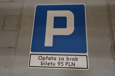 Niebieski znak parkingowy z literą "P" i informacją o opłacie 95 PLN za brak biletu.