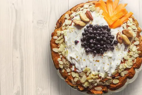 Pyszne ciasto z jagodami, migdałami i marchewką. To prawdziwa patisserie, co to za smak!