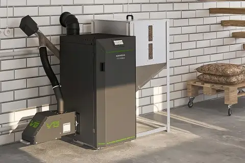 Nowoczesny piec na pellet z podajnikiem, gotowy do efektywnego ogrzewania. Obok paleta z workami pelletu.