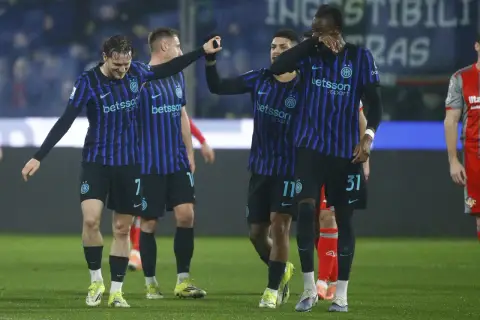 Piłkarze Interu Mediolan świętują zwycięstwo nad Genoa CFC.