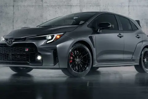 Grauer Toyota Corolla GR mit 300 PS, aggressiver Front und sportlichen Details.