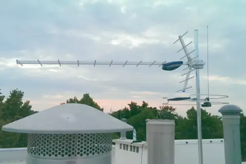 Anteny na dachu, gotowe do odbioru sygnału telewizji naziemnej. Wskazówki, jak znaleźć sygnał, są kluczowe dla dobrego obrazu.