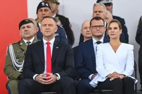 Prezydent Duda i Pierwsza Dama podczas uroczystości. Czy urząd prezydenta zostanie pozbawiony części uprawnień w nowelizacji konstytucji?