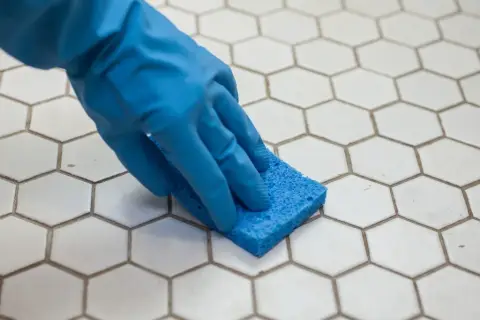 Czym myć płytki po remoncie, aby uniknąć uszkodzeń i trudności?