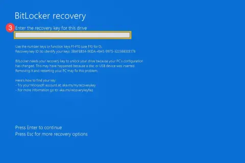 Ekran BitLocker recovery prosi o klucz odzyskiwania, by odblokować dysk po zmianie konfiguracji PC. Wpisz klucz lub naciśnij Esc.