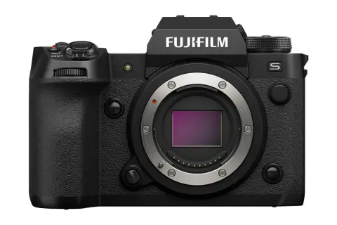Czarny aparat Fujifilm XH2S z obiektywem.