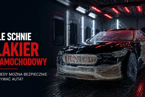 Czarny samochód w kabinie lakierniczej, częściowo oklejony folią. Tekst: "Ile schnie lakier samochodowy?".