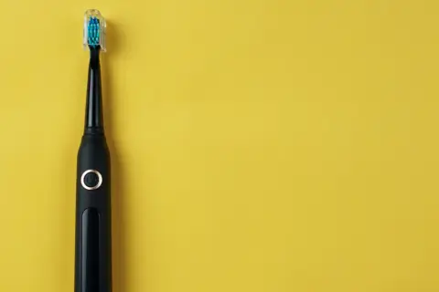 Szczoteczka soniczna czy zwykła - która naprawdę lepiej dba o zęby?