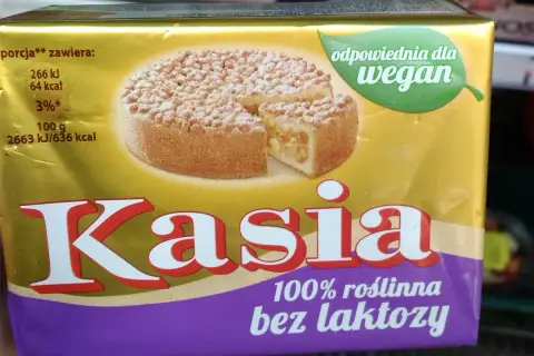 Opakowanie margaryny "Kasia" z wizerunkiem ciasta. Produkt jest 100% roślinny i odpowiedni dla wegan.
