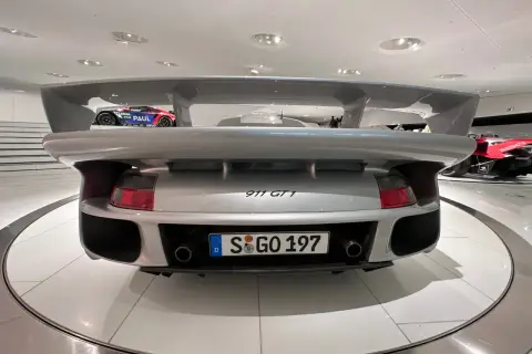 Srebrne Porsche 911 GT1 z masywnym spojlerem, gotowe do wyścigu.