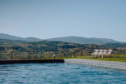 Basen z widokiem na jezioro i wzgórza Karkonoszy. Idealne miejsce na relaks w Lake Hill Resort & Spa.