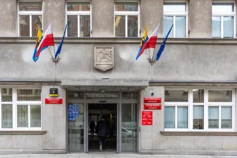 Urząd Miasta Katowice, z flagami Polski i UE. Szukasz kontaktu do Platformy Obywatelskiej w Katowicach? Tu znajdziesz informacje.