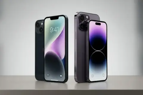 Dwa modele iPhone 14, jeden ciemny, drugi fioletowy, prezentują swoje wymiary i design.