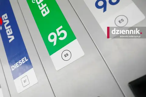 Dwa dystrybutory paliwa: jeden z napisem "Diesel B7", drugi z zielonym oznaczeniem "95 E5".