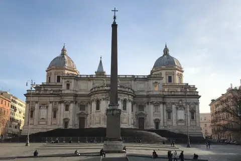La maestosa basilica di Santa Maria Maggiore a Roma, con il suo obelisco centrale, domina la piazza in una giornata limpida.