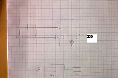 Schemat podłączenia stycznika z elementami R1, R2, amperomierzem (A), woltomierzem (V) i napięciem 230V.