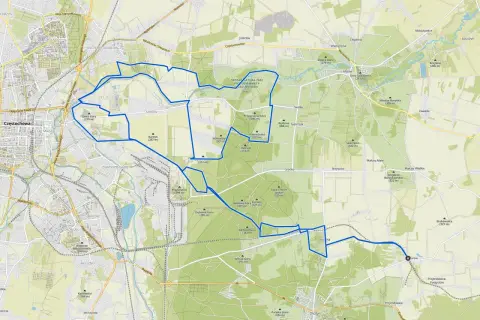 Mapa z zaznaczonymi trasami rowerowymi wokół Olsztyna. Szlak prowadzi przez tereny zielone, w pobliżu wzgórz i lasów.