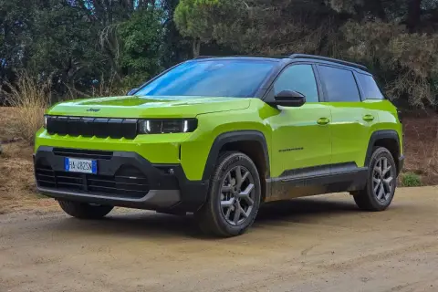 Jaskrawozielony Jeep Compass 2025 na drodze gruntowej, gotowy na przygodę.