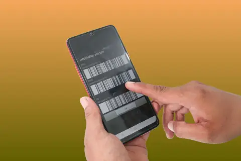 Dłoń pokazuje ekran telefonu z numerami IMEI. Dowiedz się, jak sprawdzić IMEI swojego urządzenia.