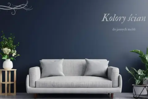 Granatowa ściana jako inspiracja, jaki kolor do sypialni? Jasna sofa i rośliny tworzą przytulną atmosferę.