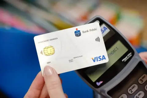 Zbliż kartę Banku Polskiego Visa do terminala, by szybko i bezpiecznie zapłacić. To prosty sposób, jak płacić kartą zbliżeniowo.