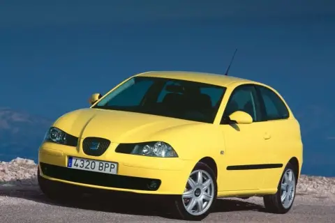 Żółty Seat Ibiza III z przodu, na tle niebieskiego nieba.