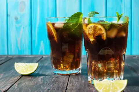 Dwa orzeźwiające drinki z ciemnym rumem, lodem, cytryną i miętą. Czy rum biały można zastąpić rumem ciemnym w klasycznym daiquiri?