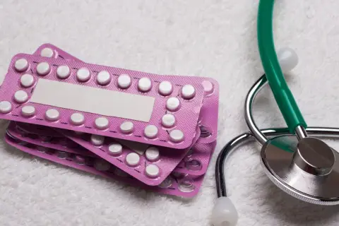 Opakowania tabletek antykoncepcyjnych i zielony stetoskop. To może być początek rozmowy o zdrowiu, np. o antykoncepcji hormonalnej, jak Endovelle.