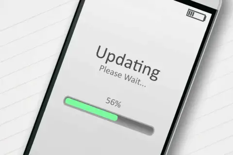 Ekran telefonu pokazuje postęp aktualizacji do 56%. Czekamy na zakończenie procesu.