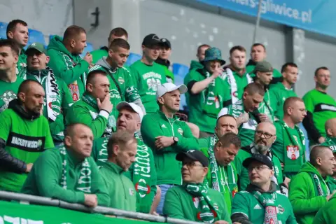 Kibice Radomiaka Radom w zielonych barwach na trybunach podczas meczu Piast Gliwice – Radomiak Radom.