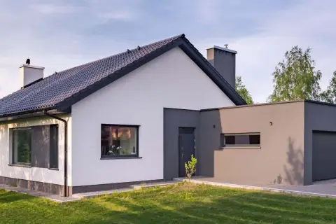 Nowoczesny projekt elewacji domu jednorodzinnego z szarym dachem, białymi i grafitowymi ścianami, dużymi oknami i garażem.