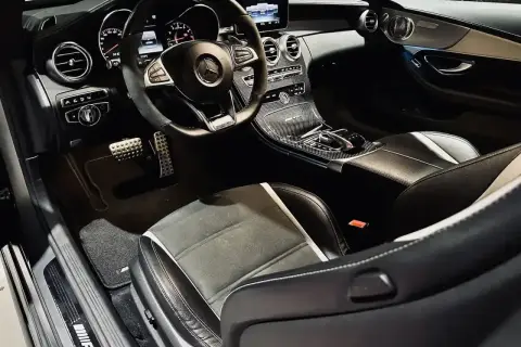 Wnętrze sportowego Mercedesa z kierownicą AMG, karbonowymi wstawkami i siedzeniami. Czekam na jazdę tym v8!