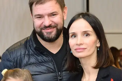 Uśmiechnięty mężczyzna i kobieta, może to rodzice Heleny Karolak? Ile ma lat?
