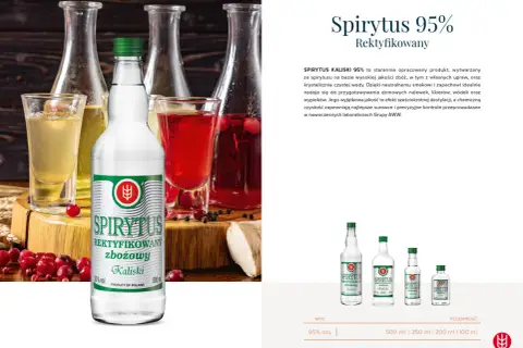 Butelka spirytusu zbożowego Kaliski 95% na tle innych butelek i kieliszków z nalewkami.