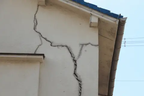 Pęknięcia na elewacji budynku sugerują, że jego wiek jest już znaczący.